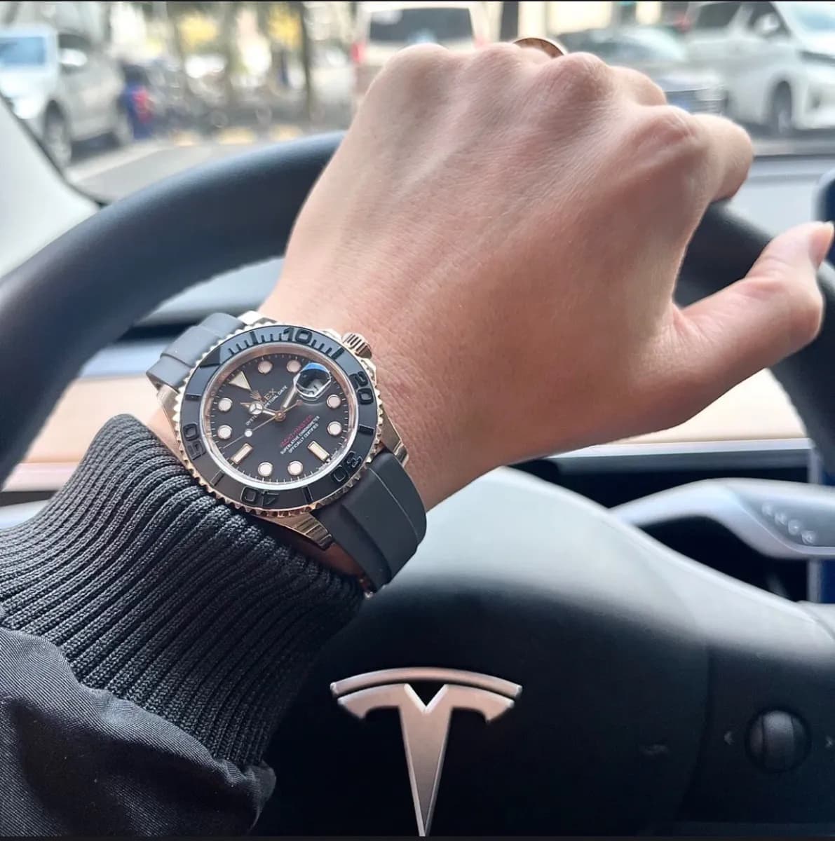 Rolex Yacht-Master 40 Everose Gold (Oysterflex - Black Dial) - View 2