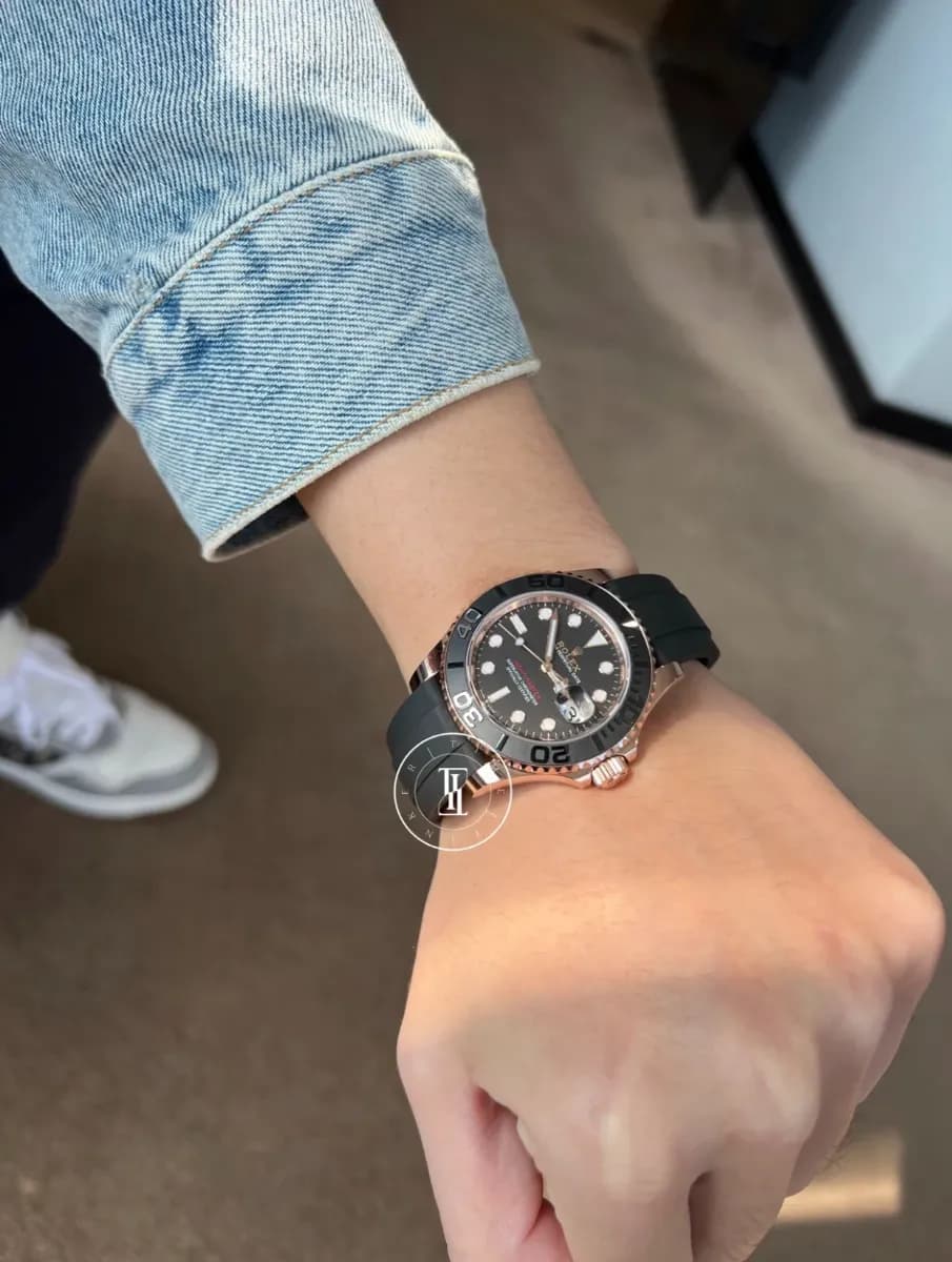 Rolex Yacht-Master 40 Everose Gold (Oysterflex - Black Dial) - View 4