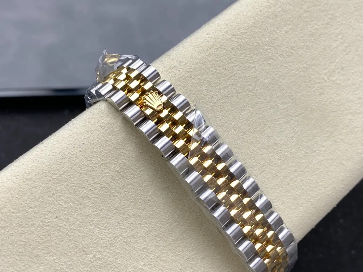 Rolex Datejust 31 Weighted (Silver Sunburst Dial) - View 6