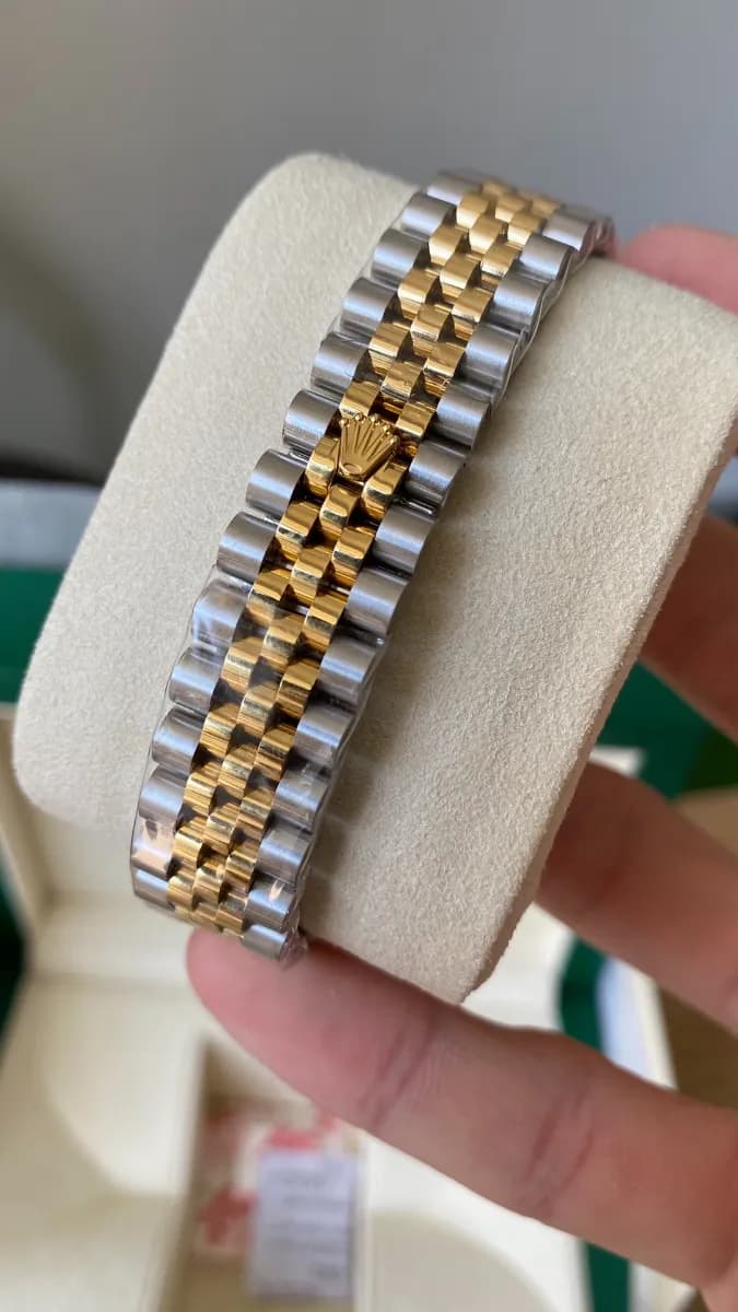 Rolex Datejust 31 Full Rose Gold (Swarovski Bezel - President) - View 3