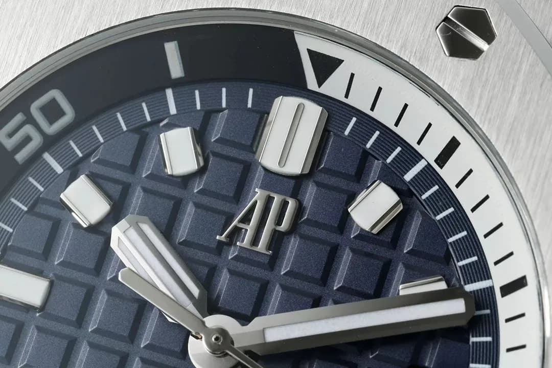AP Royal Oak Offshore Diver 15720 IP Factory 42mm (Black Dial) - View 2