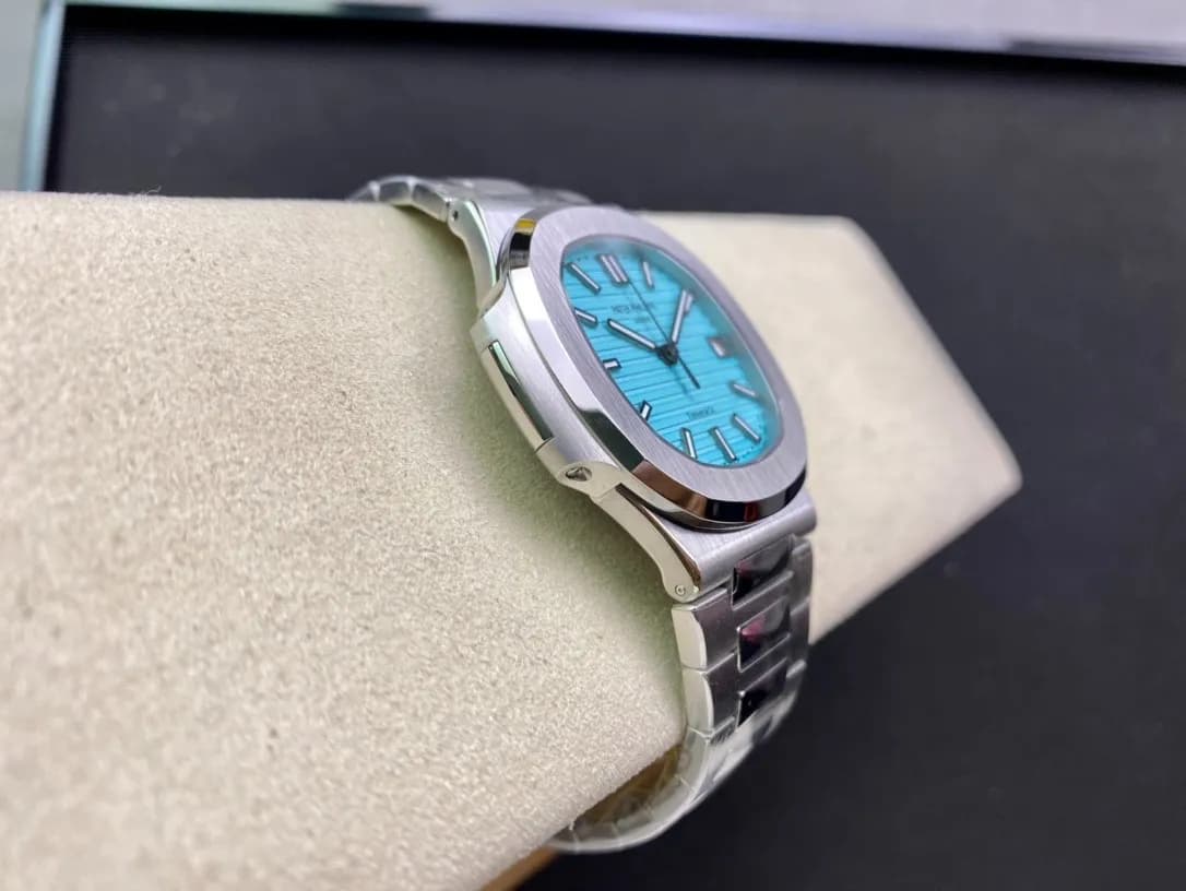 Patek Philippe Nautilus 5711/1A 3K 40mm (Tiffany Blue Dial) - View 8