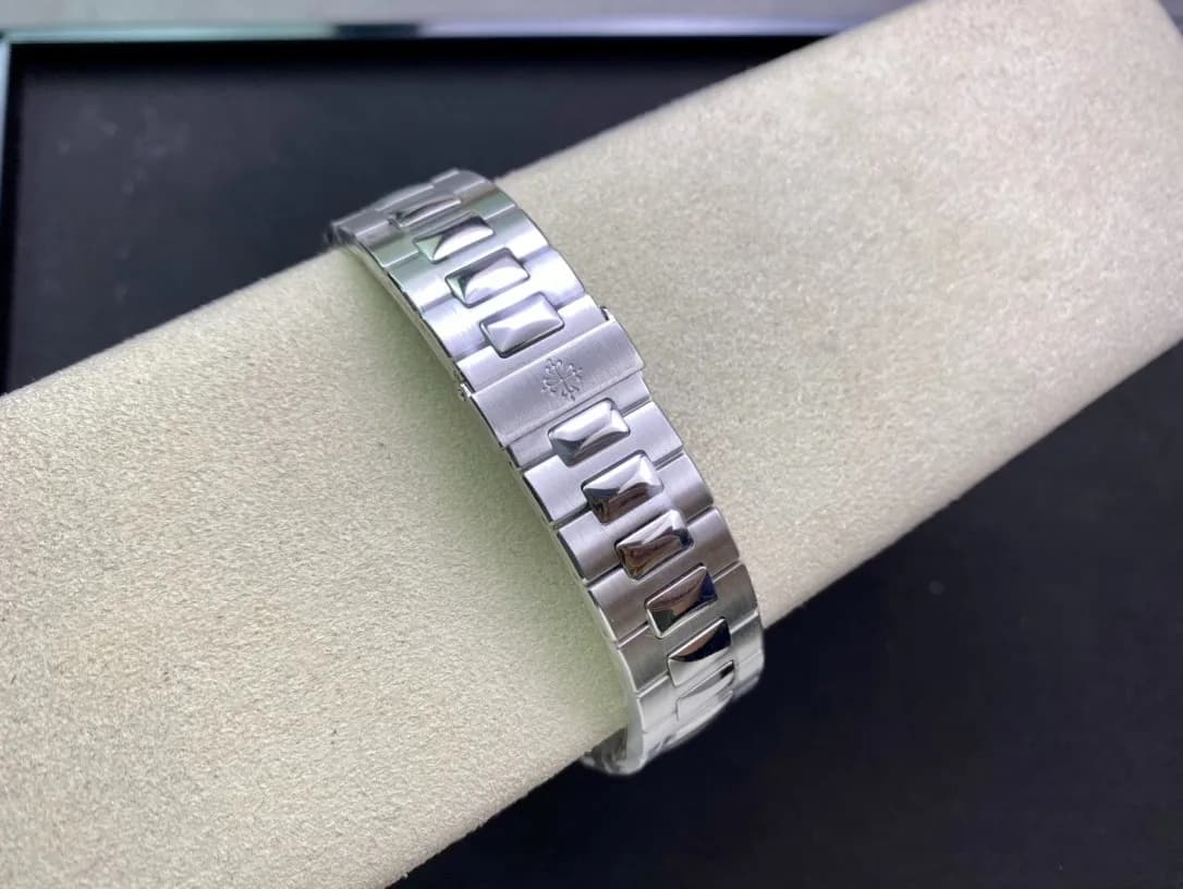 Patek Philippe Nautilus 5711/1A 3K 40mm (Tiffany Blue Dial) - View 9